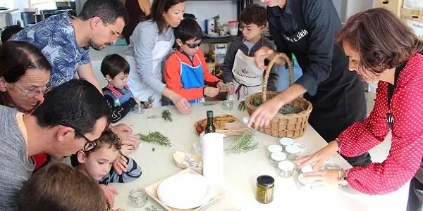 El taller sobre plantes aromàtiques convida els participants a reintroduir les espècies autòctones a la cuina