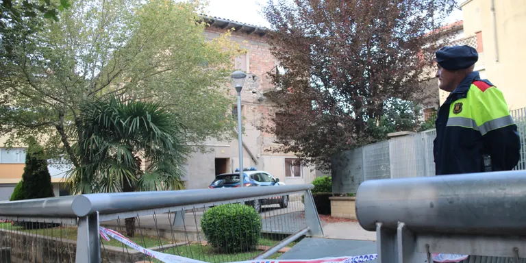 Un pres del Puig de les Basses venta un cop de puny a l'investigat per assassinar i maltractar la parella a Campdevànol