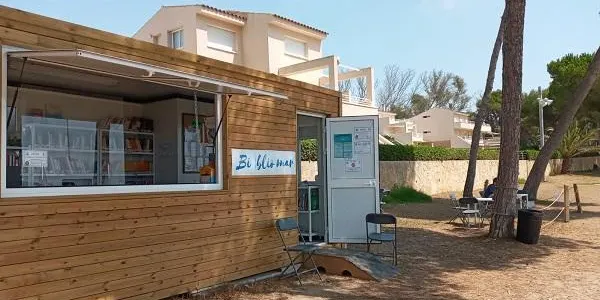 La Bibliomar torna a obrir portes al parc de Voramar