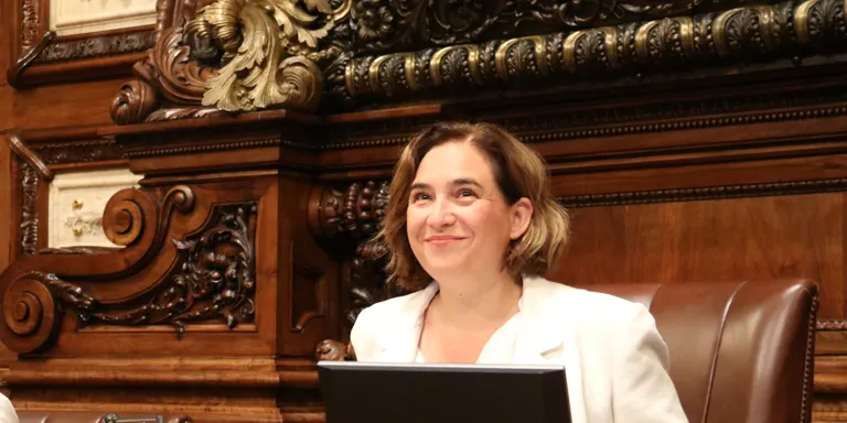 Colau s'acomiada en l'últim ple de Barcelona constatant que no el tornarà a presidir en els pròxims 4 anys