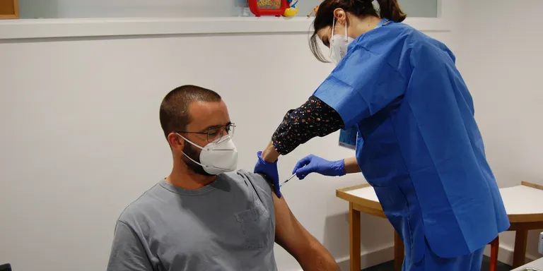 Salut segueix la recomanació estatal i diu ara que els vacunats no hauran de fer quarantena si són contacte estret