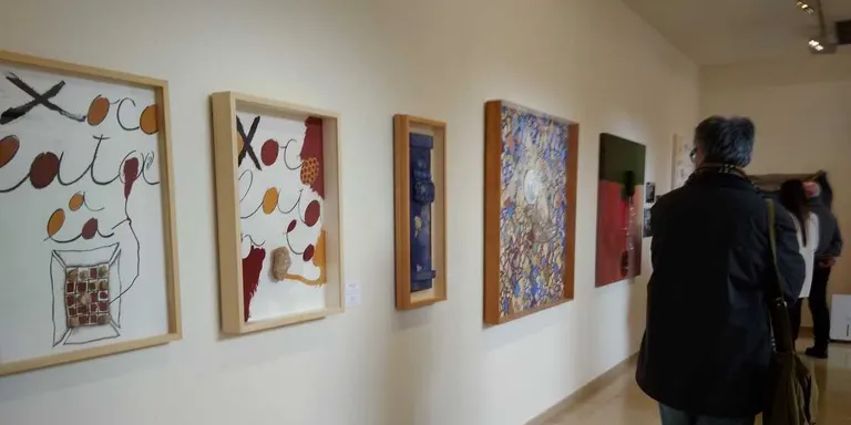 'À table', l'exposició que mostra la relació entre Guinovart, l'art i la gastronomia