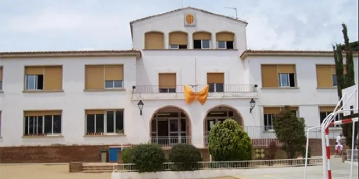 Un grup de pares i mares que volen portar els seus fills al Joan Maragall recullen signatures per tenir una tercera línia