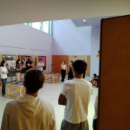 Reportatge: exposició 'Dona la volta a l'alcohol' - episode art