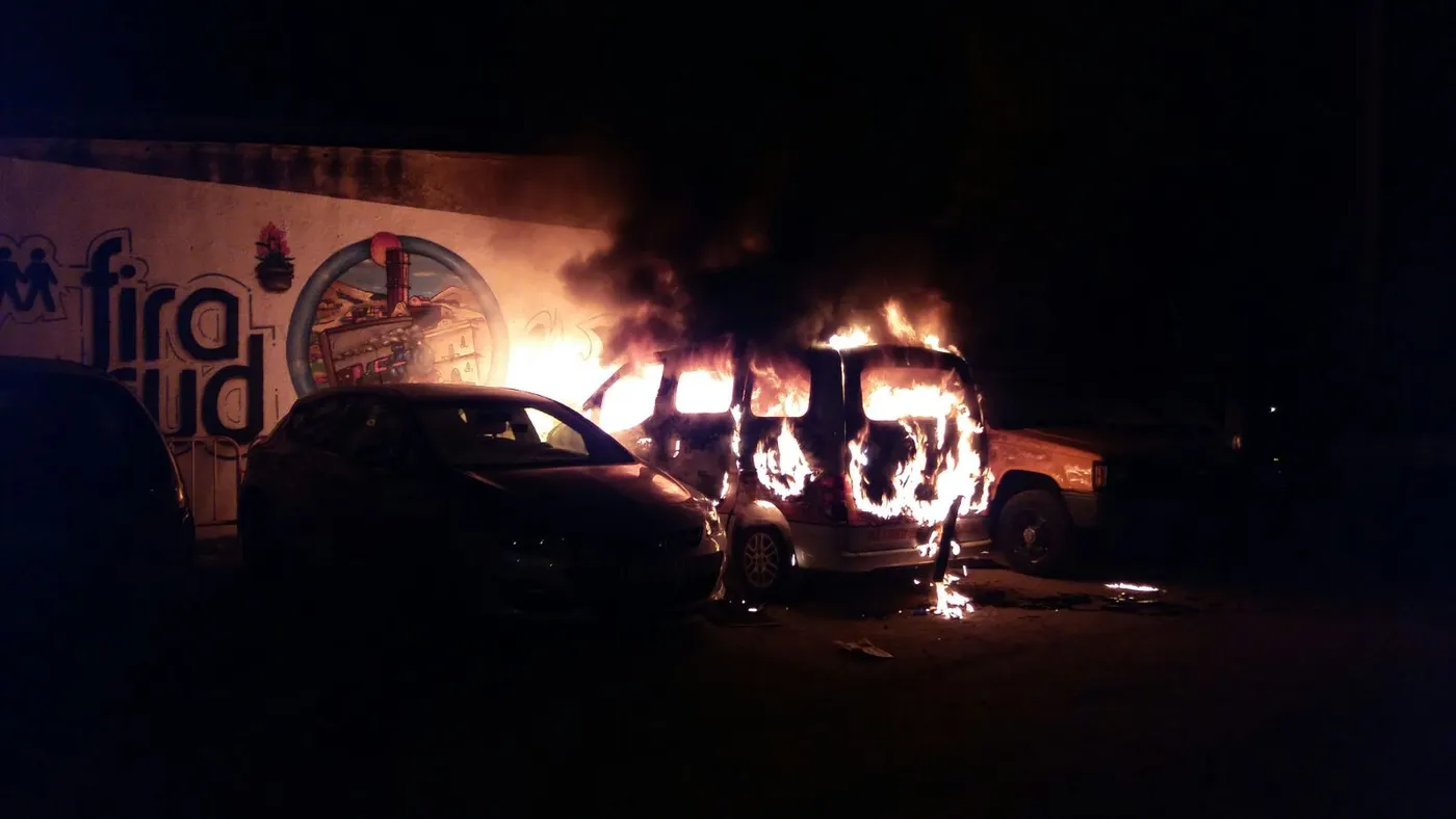 Una furgoneta i dos cotxes cremats en un incendi diumenge a la matinada a Cal Vedat