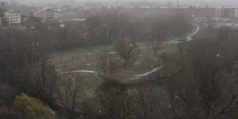 El temporal es reactiva i la neu arriba puntualment a la Seu
