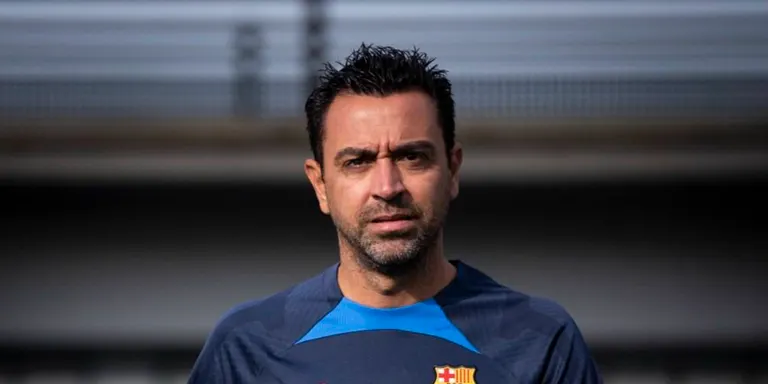 Xavi Hernández ja entrena sobre la gespa