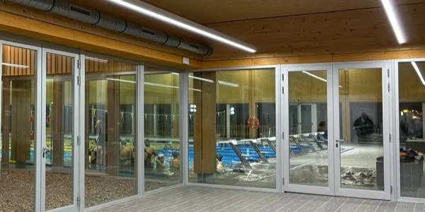 La piscina nova de Torredembarra anul·la els cursos per nadons perquè l’aigua no està prou calenta