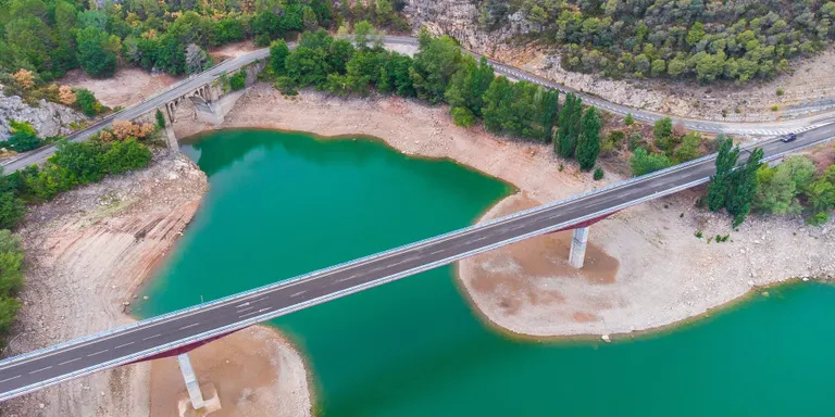 Una trentena de pilots de dron documenten la sequera mitjançant imatges dels embassaments