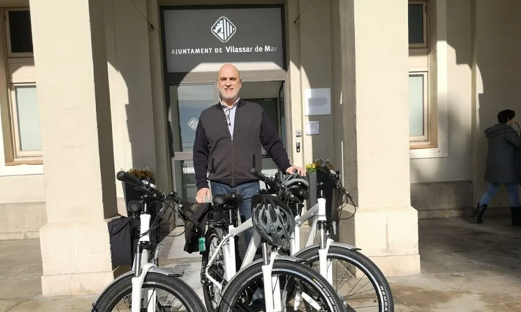 L’Ajuntament rep tres noves bicicletes elèctriques