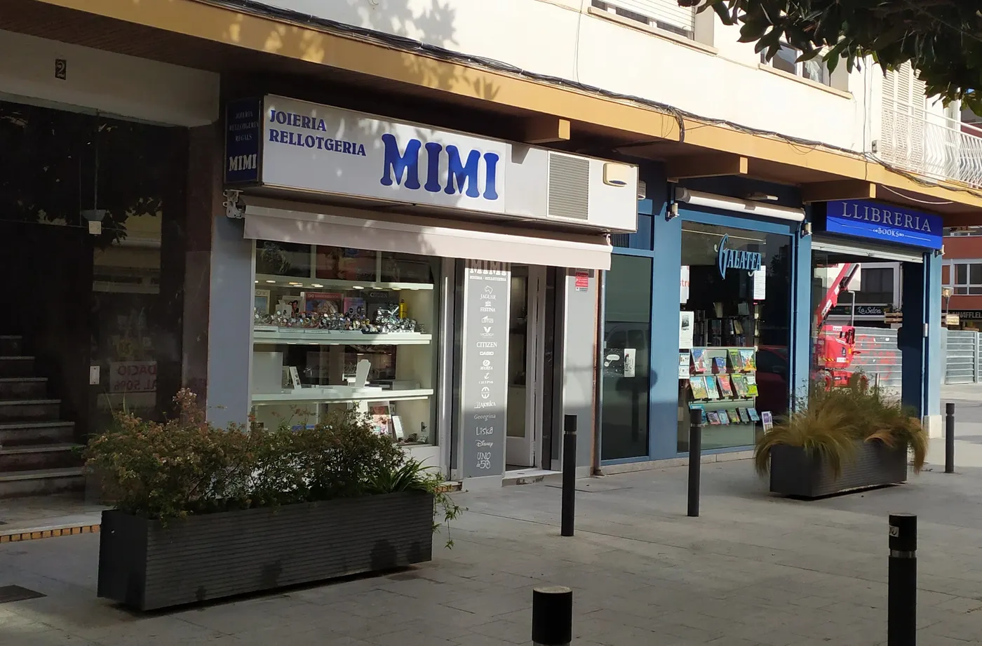 Uns lladres forcen la persiana de la joieria Mimi del barri del Port i s’enduen un botí de múltiples peces d’or
