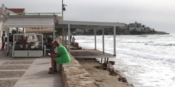La llevantada del cap de setmana torna a deixar sense sorra la platja d'Altafulla