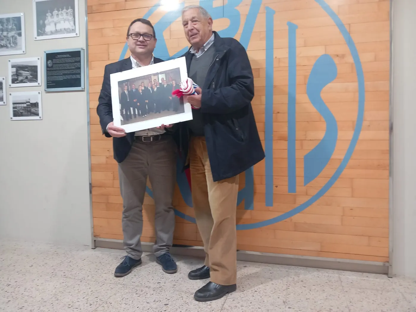 Joan Cabré fa donació al CB Valls d’una fotografia històrica