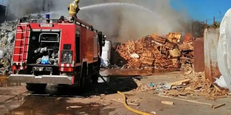 Controlat l'incendi sense ferits en una planta de triatge de Constantí