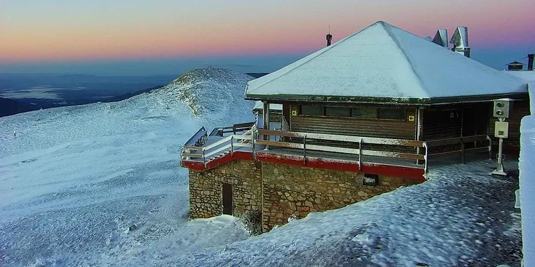 Primera nevada de la temporada als cims de l'Alt Pirineu i mínimes de rècord en un mes d'agost