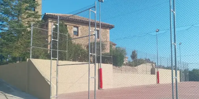 Llobera posa al dia la pista poliesportiva