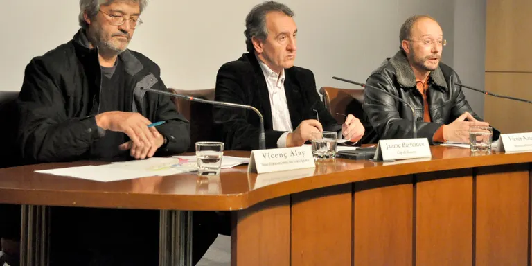 Una grua especial desenruna l'estructura del pont dels Dos Valires