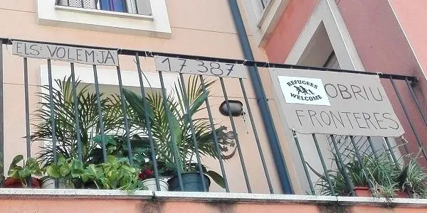 La pancarta ‘Casa Nostra, Casa Vostra’, a l’espera de penjar-se al balcó de l’Ajuntament d’Altafulla