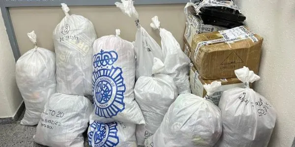 Detenen sis persones a Tarragona d'un grup que es dedicava a la comercialització d'objectes i roba falsificats