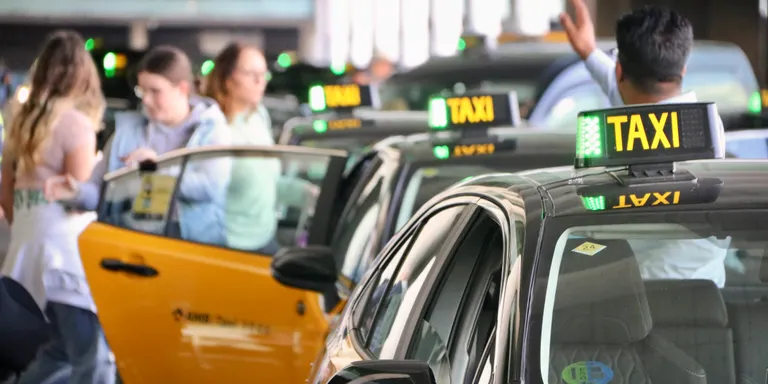 Élite Taxi convoca una marxa lenta fins al Parlament el 5 de setembre per protestar per la multa de l'ACCO