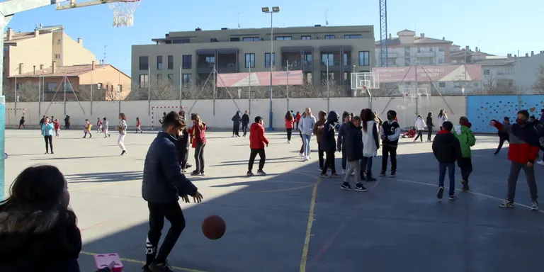 El Govern elimina a partir de dimecres les quarantenes de contactes estrets als centres educatius