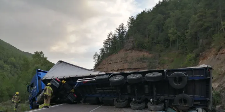 Detingut el conductor del camió accidentat a Lladurs per conduir begut