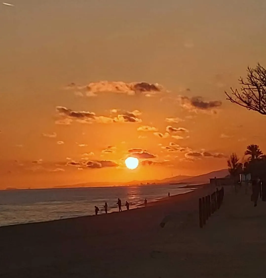 Sol amb núvols baixos a la costa