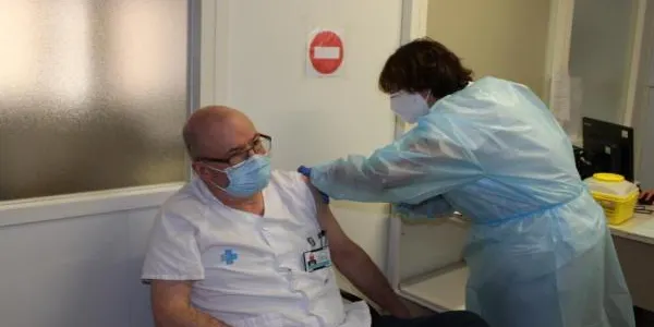 L’ICS Camp de Tarragona i el Sociosanitari Francolí han començat la vacunació contra la Covid-19 entre els seus professionals