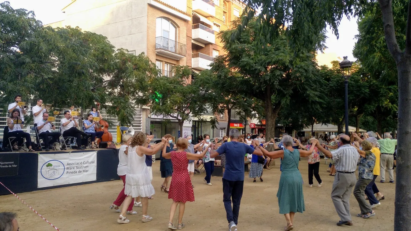 L'Associació Mare Nostrum organitza ballades de sardanes aquest estiu la plaça de les Mèlies