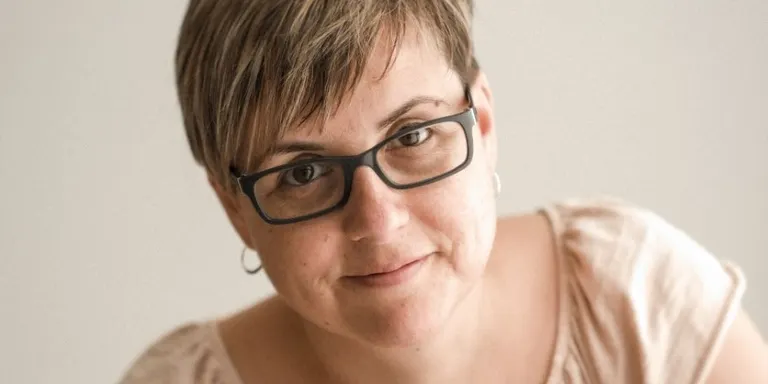 Cristina Fornós: “El llibre ‘La terra del silenci trencat’ fusiona la novel·la històrica i la negra”