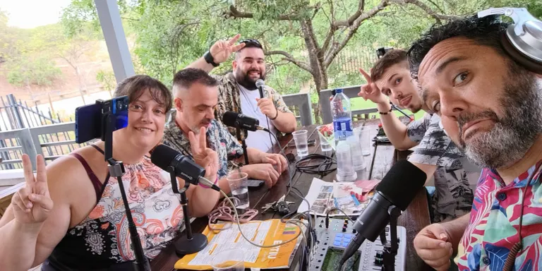 L'últim bany de la temporada: 'La Perifèria' es "mulla" a la piscina de la Muntanyeta