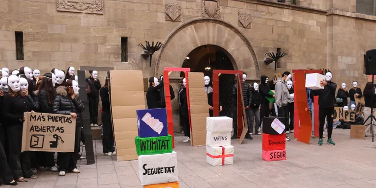 Entitats del tercer sector de Lleida fan una acció reivindicativa per reclamar noves polítiques d'habitatge assequible