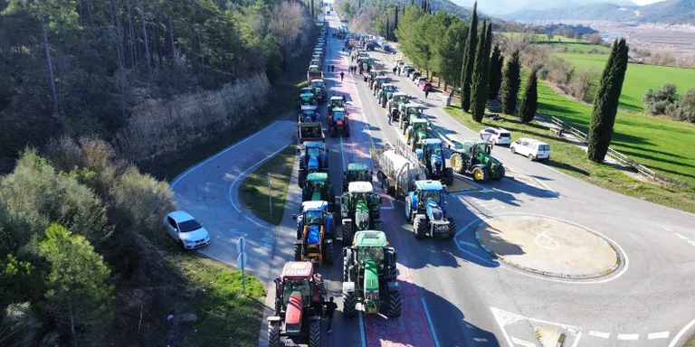 Una vuitantena de tractors del Solsonès i la Noguera i uns 200 pagesos tallen la C-14 a Bassella per fer pressió per "agilitzar respostes de l'Administració" a les demandes del sector