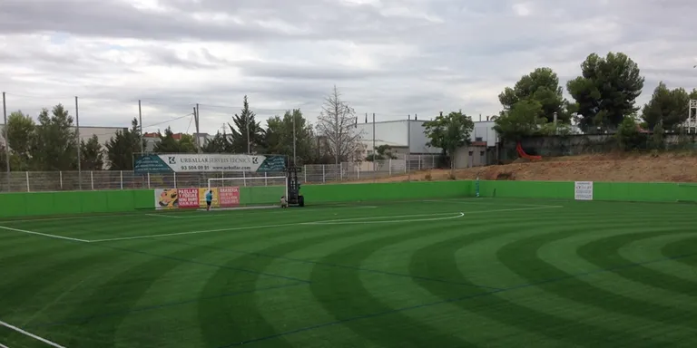 El camp de futbol de Can Fatjó estrena gespa