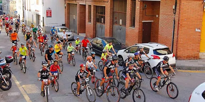 Unes 500 persones de totes les edats participen a la pedalejada popular