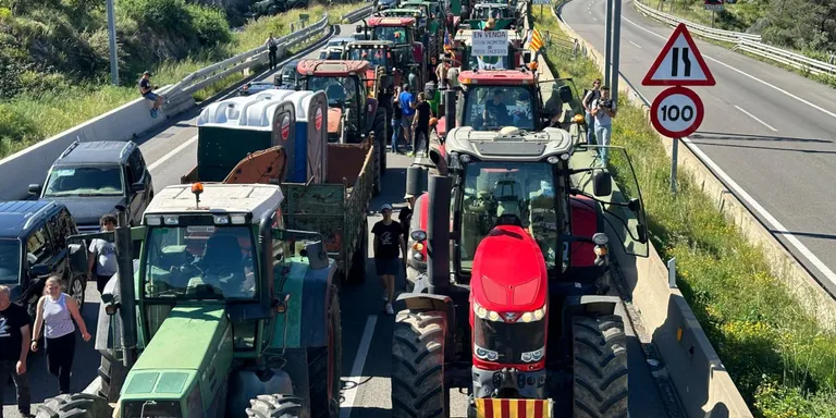 Els pagesos tallen els principals passos fronterers amb França