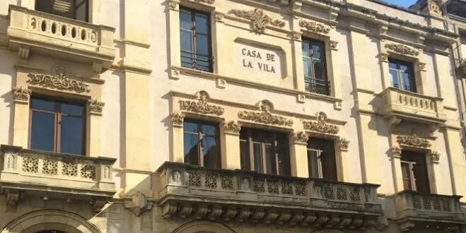 Arranquen els llaços grocs i la pancarta en defensa dels presos polítics
