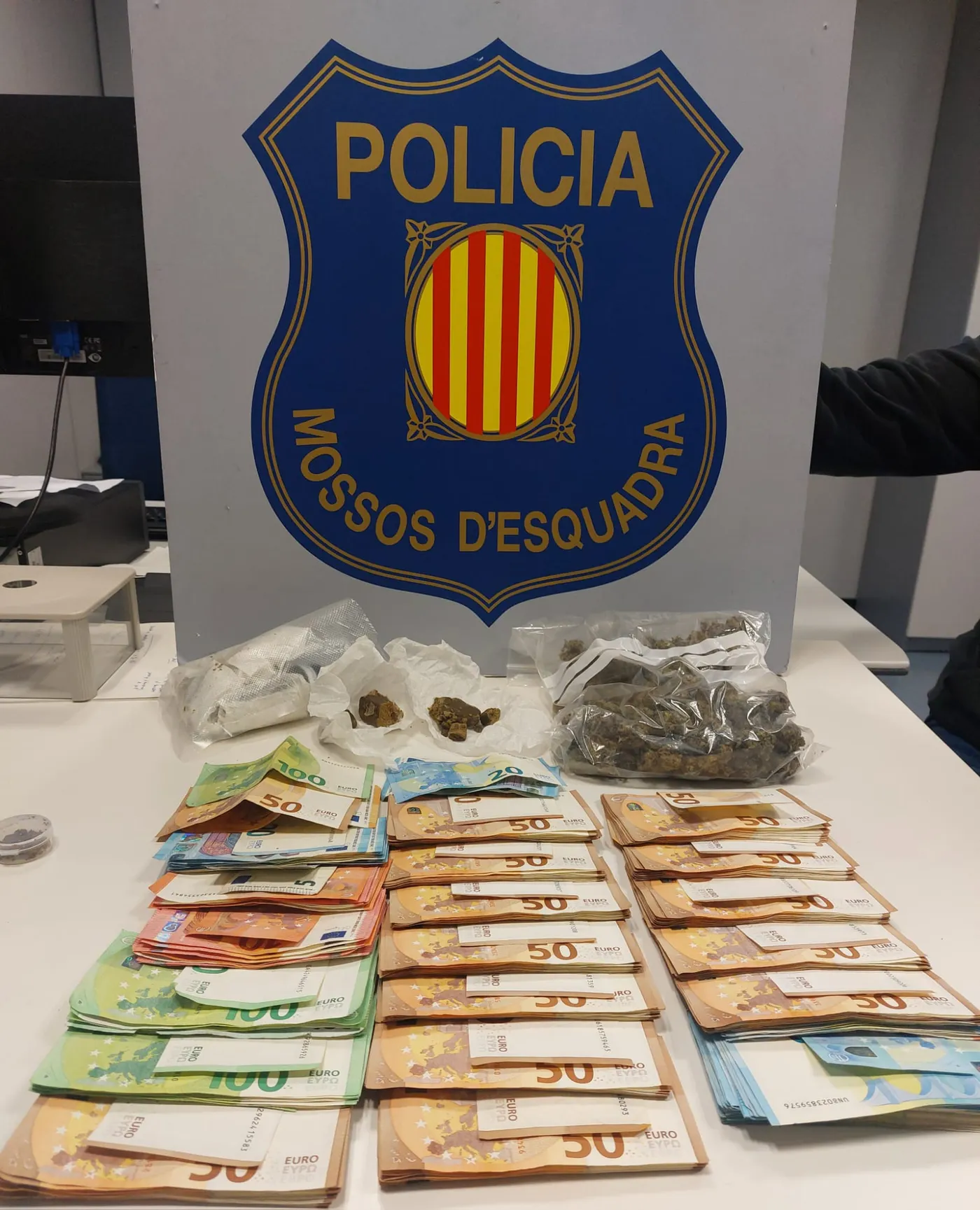 Els Mossos d'Esquadra detenen per tràfic de drogues tres homes allotjats en un apartament turístic de Pineda