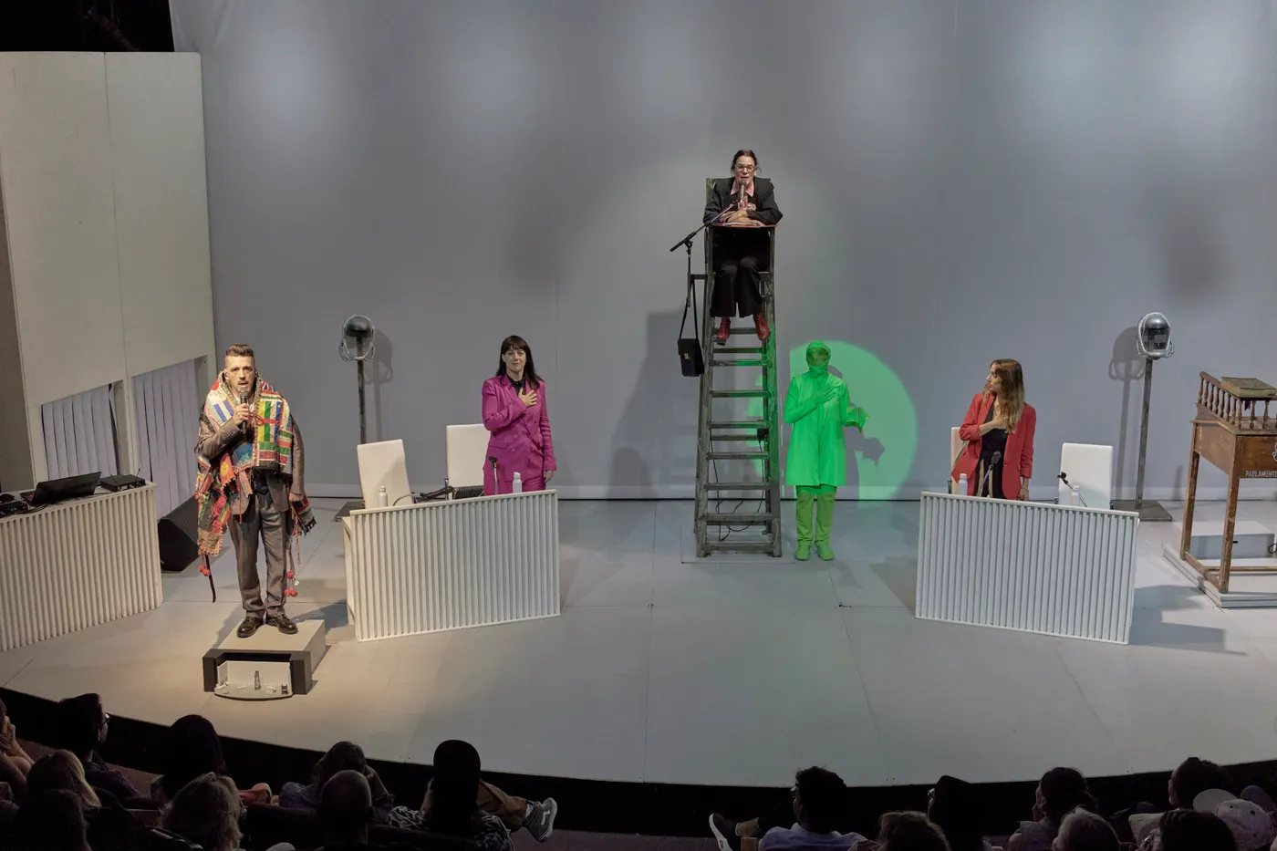 Piel de Lava porta al Temporada Alta un espectacle distòpic que qüestiona el poder polític en un món en flames