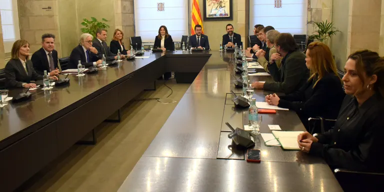 El Govern torna a reunir sindicats i patronals per exhibir unitat amb els pressupostos
