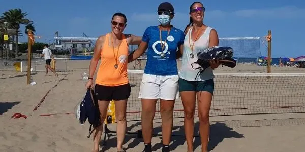 Una cinquantena de jugadors participen en el 3r Open Beach Tennis Torredembarra