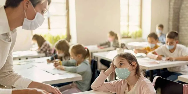 Els professors de secundària podran substituir els de primària que estiguin de baixa per covid