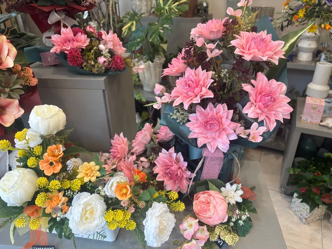 La flor artificial guanya terreny a la natural amb motiu de Tots Sants