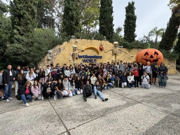 110 joves del Baix Gaià, a la sortida a Port Aventura