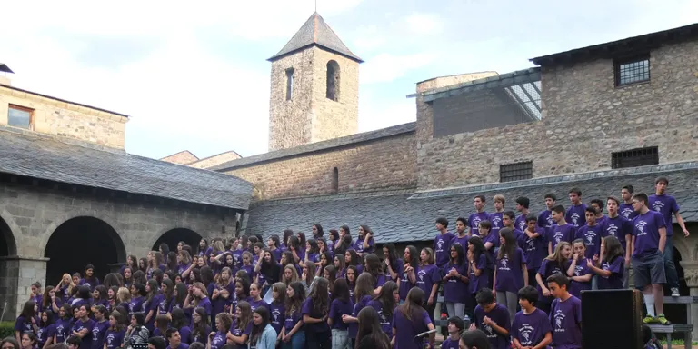 El Cor i Orquestra Folk de l'Institut Joan Brudieu ofereix un concert a la plaça del Rei de Barcelona