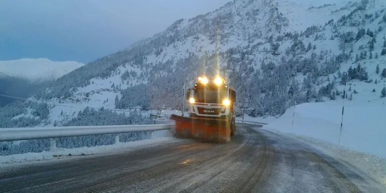 Cues a l'N-145 i col·lapse a l'accés al túnel del Cadí per la nevada