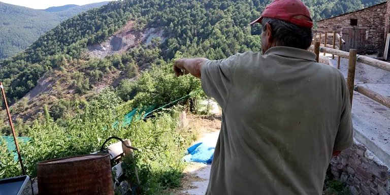 Els veïns de Mencui denuncien esfondraments a la part baixa del poble i esquerdes als carrers
