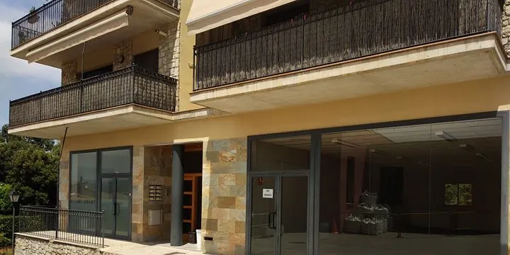 L'Ajuntament d'Olius aconsegueix la titularitat de dos locals de la plaça de l'Olivera després de més de 8 anys de tràmits