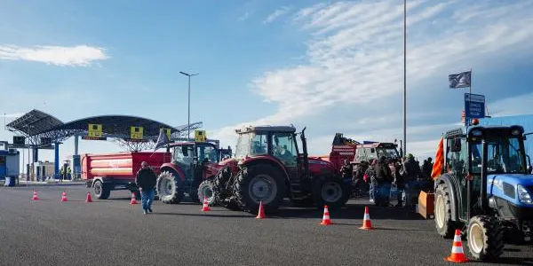 Els pagesos del tall al Port de Tarragona aixequen la protesta