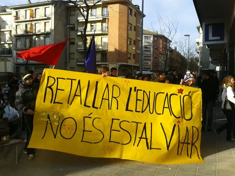 Els estudiants de l'Institut Joan Brudieu surten al carrer contra les retallades i la Llei Wert